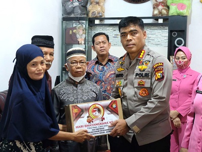 Kabid Humas Polda Riau Kombes Pol Sunarto memberikan bingkisan dan bantuan tali asih terhadap keluarga mitra yang sakit