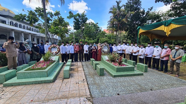 Rektor bersama rombongan berziarah ke makam para pendiri YLPI yang sekaligus pendiri Universitas Islam Riau