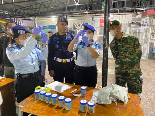 Tim gabungan TNI-Polri bersama petugas Lapas razia dan tes urine napi (foto/zal) 