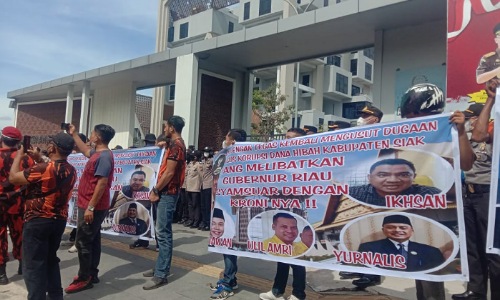 Aksi massa di depan Kejati Riau desak SF Hariyanto diperiksa terkait dugaan korupsi di Inhil.(foto: bayu/halloriau.com)