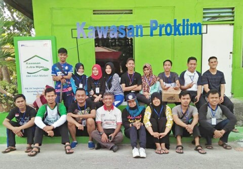 Mahasiswa UMRI berphoto bersama di Kawasan Proklim di Kampung Berseri Astra. Foto : Istimewa