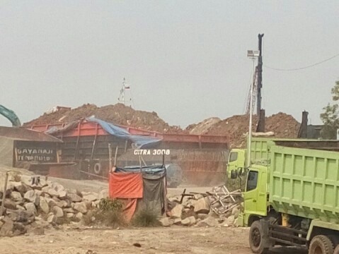 Kapal Tongkang Citra 3008 saat melakukan aktivitas pengangkutan tanah terkontaminasi limbah B3.