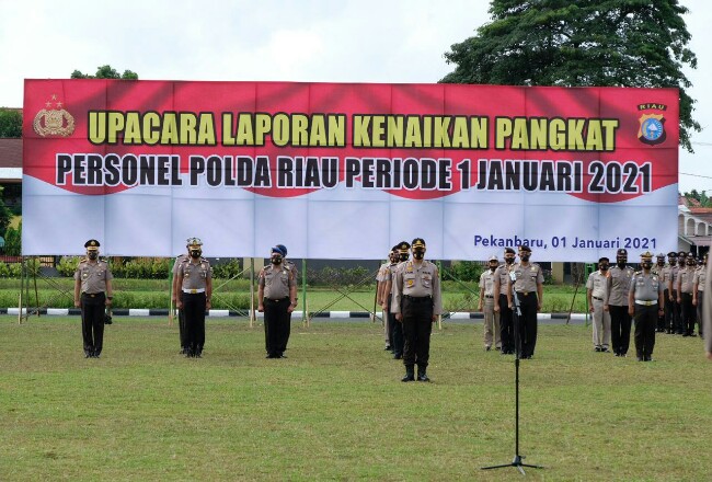 Upacara Korp Raport Kenaikan Pangkat Setingkat lebih tinggi untuk personel Polda Riau.