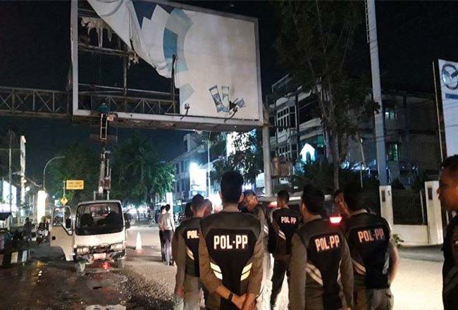 Satpol PP Pekanbaru bongkar bando ilegal. Foto: Tribunpekanbaru