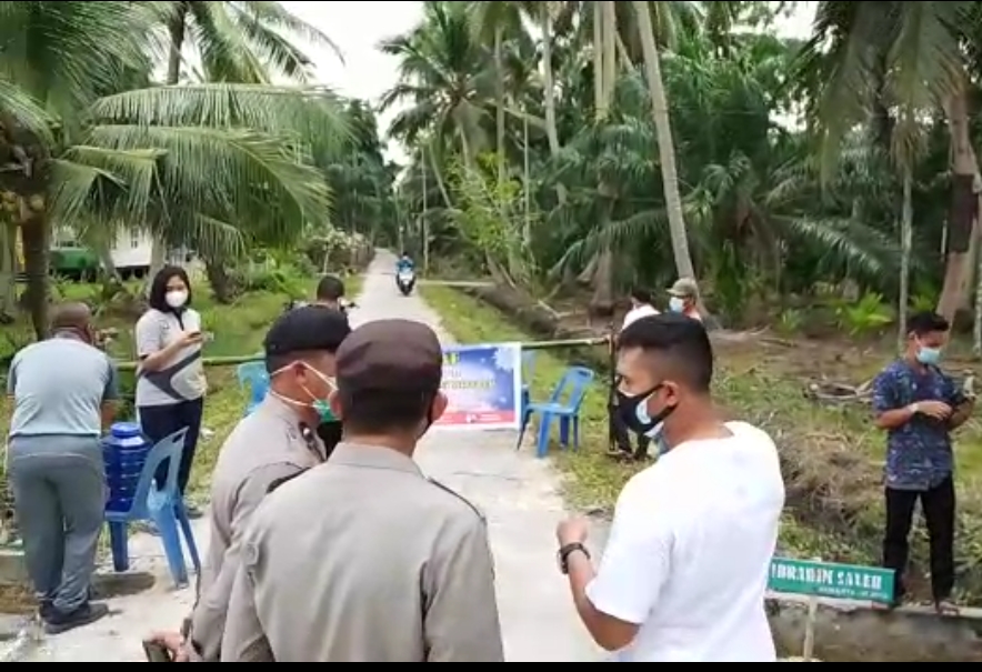 Kapolres Bengkalis AKBP Hendra Gunawan saat meninjau penerapan PPKM Mikro di Desa Teluk Pambang 