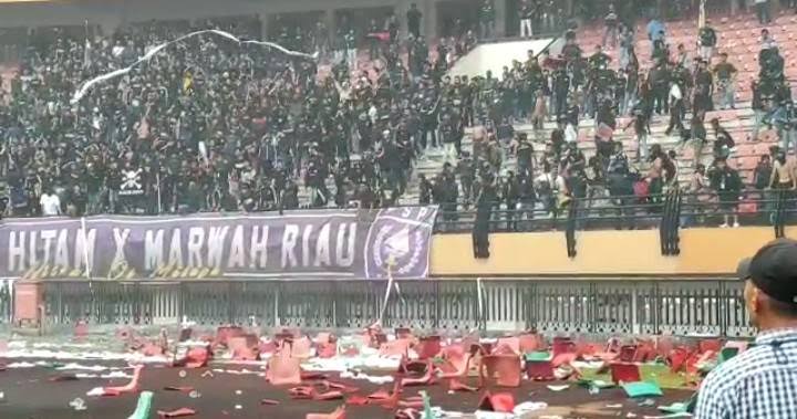 Insiden pengerusakan kursi tribun utara Stadion Utama Riau saat PSPS Riau vs PSMS Medan beberapa waktu lalu.(foto: dok/halloriau.com)