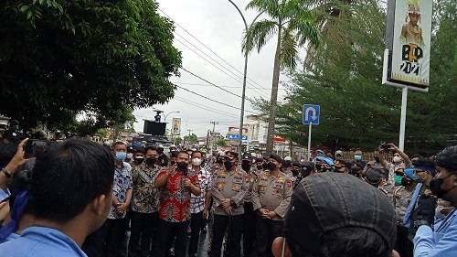 Direktur Reserse Kriminal Umum Polda Riau, Kombes Teddy (batik merah) saat bicara pada massa.
