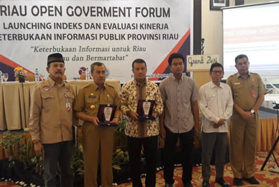   Kadis Kominfo Jawalter. S, M. Pd untuk Kabupaten Indragiri Hulu menerima penghargaan yang diserahkan langsung oleh koordinator FITRA Riau Triono Hadi.