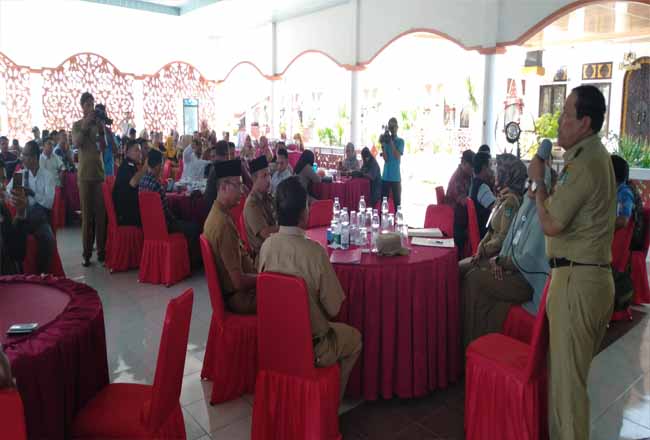 Bupati Sukiman beri sambutan di hadapan lebih 60 wartawan yang bertugas di Rohul, saat Coffee Moring  degan wartawan Rohul di pendopo rumah dinas Bupati Rohul.