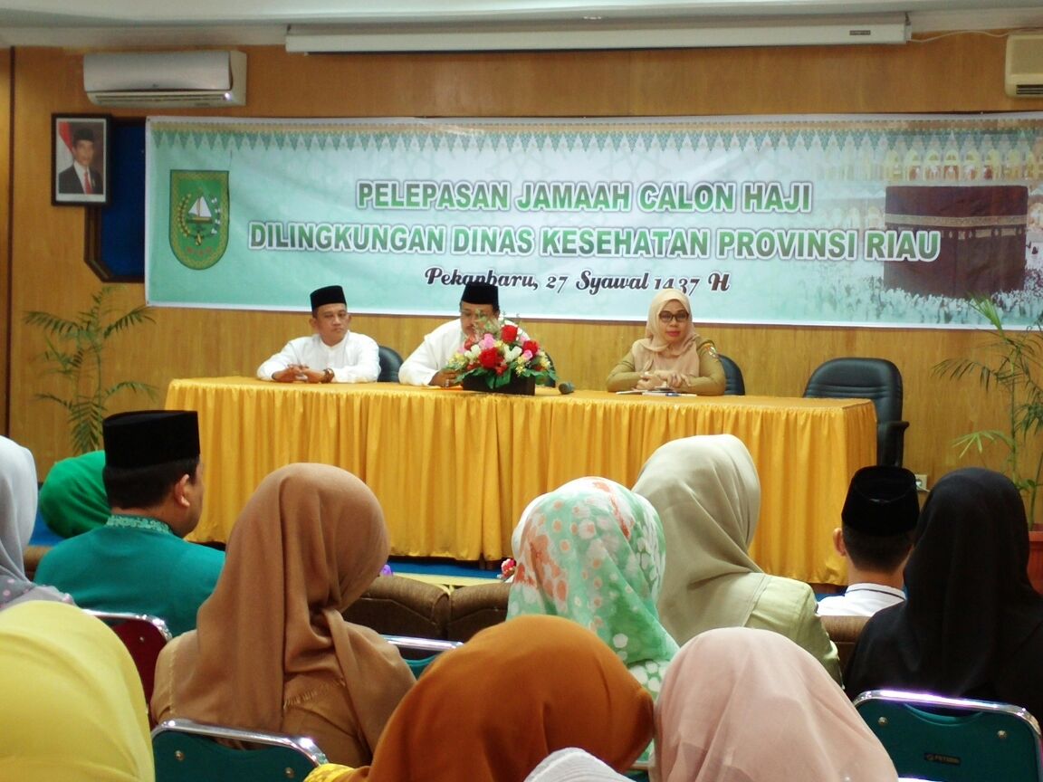 Kadiskes, Andra Sjafril memberikan sambutan dalam pelepasan JCH Diskes Riau.