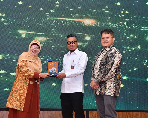 BRK Syariah menerima yang diwakili Pemimpin Divisi SAM Fivian Heldi menerima cenderamata dari KPKNL Pekanbaru.