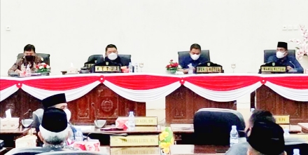 Perwakilan KPK Riau saat monitoring dan evaluasi pencegahan korupsi terintegrasi di Gedung DPRD Rohul.