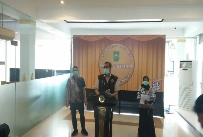 Gubernur Riau Syamsuar saat konferensi pers.
