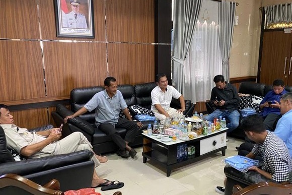 oto diduga sedang bagi-bagi baju pasangan calon nomor urut dua di Kantor Bupati Kuansing