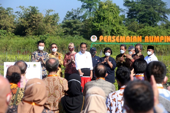 Presiden Joko Widodo meresmikan Persemaian Bibit Modern Rumpin di Bogor pada Jum’at (10/6), bentuk kolaborasi pemerintah dan APRIL Group.