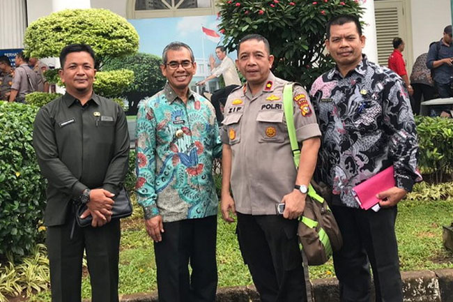  Bupati Kabupaten Kuantan Singingi Mursini hadiri rapat koordinasi Karlahut bersama Presiden di Istana Negara Jakarta, Kamis (6/2/2020) kemarin.