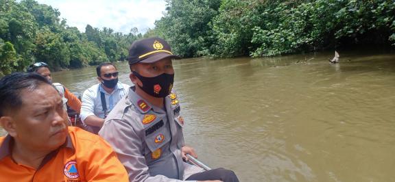 Kapolsek Rambah Iptu P.Simatupang, Sekretaris BPBD Rohul dan pihak Basarnas Riau, menyusuri sungai Batang Lubuh tempat tengelam dan hanyutnya bocah Aska dengan perahu