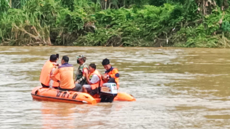 Petugas gabungan melakukan pencarian Rezki yang tengelam di Sungai Batang Lubuh saat mandi bersama 6 rekannya.
