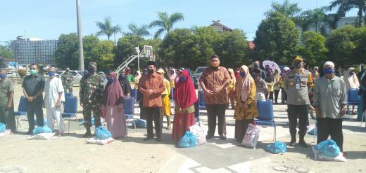 Anggota DPR RI Achmad dan pejabat Forkompinda Rohul, foto bersama dengan sebagian masyarakat penerima bantuan sembako yang diasalurkan Achmad untuk masyarakaf miskin dan duafa terdampak COVID- 19 