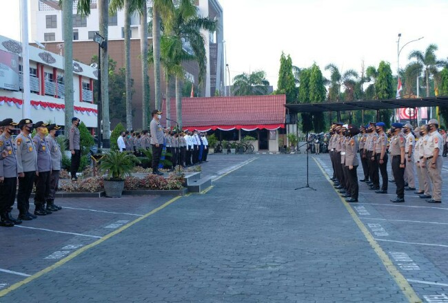 Kapolda Riau saat menerima korps raport kenaikan pangkat 178 personel Polda dan 37 orang PNS di halaman Polda Riau pada Kamis pagi, (2/7/2020).