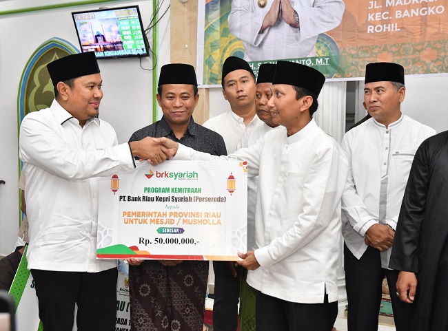 Direktur Pembiayaan BRK Syariah, Tengkoe Irawan serahkan Program Bantuan Corporate Social Responsibility (CSR) untuk sarana prasarana pembangunan masjid kepada Penjabat Sekretaris Daerah Provinsi Riau, Indra yang disaksikan oleh Wakil Bupati Rokan Hilir, Sulaiman.