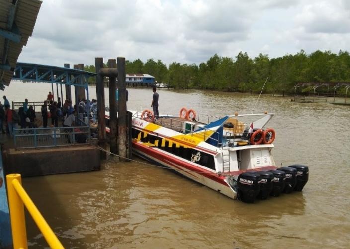 Bupati Kepulauan Meranti, Drs H Irwan merasa kecewa atas penutupan Pelabuhan Desa Mengkapan, Kecamatan Sungai Apit, Kabupaten Siak 