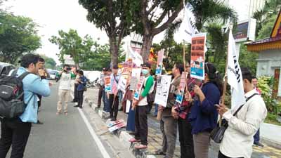 Aksi Walhi Riau sampaikan aspirasi dengan turun ke jalan.
