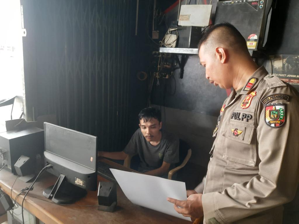 Satpol PP Pekanbaru melayangkan SE Wako Pekanbaru kepada pengelola warnet yang diimbau tutup selama Ramadan.(foto: pgi)