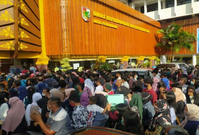 Tampak warga antre di Kantor Disdukcapil MPP Pekanbaru.