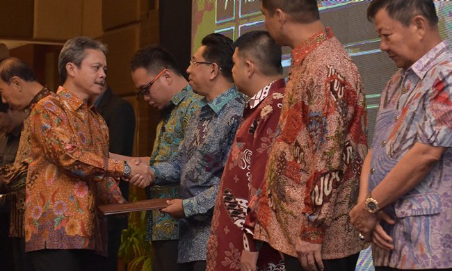  Kakanwil DJP Riau dan Kepri Jatnika serahkan Penghargaan Pembayar Pajak Terbesar kepada Direktur Kepatuhan dan Manajemen Resiko Eka Afriadi bersama 99 wajib pajak yang berasal dari Riau dan Kepri, Senin malam (9/4/2018) di Ballroom Hotel Pangeran, Pekanbaru.