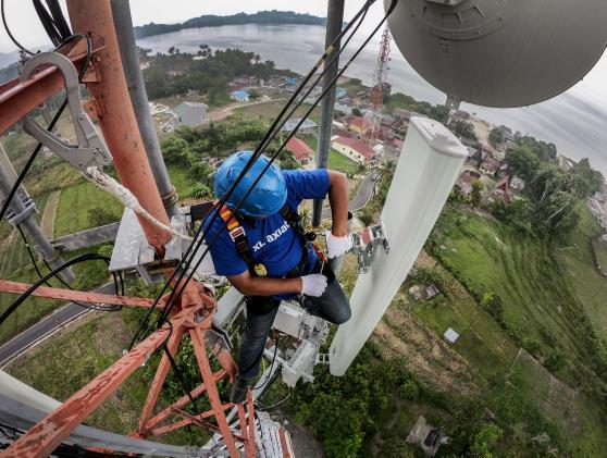 Teknisi XL Axiata sedang melakukan pemeriksaan terhadap perangkat BTS di daerah Wisata Danau Toba, Samosir. XL Axiata terus meningkatkan kenyamanan pelanggan atas akses internet cepat dan layanan data di Sumatera.