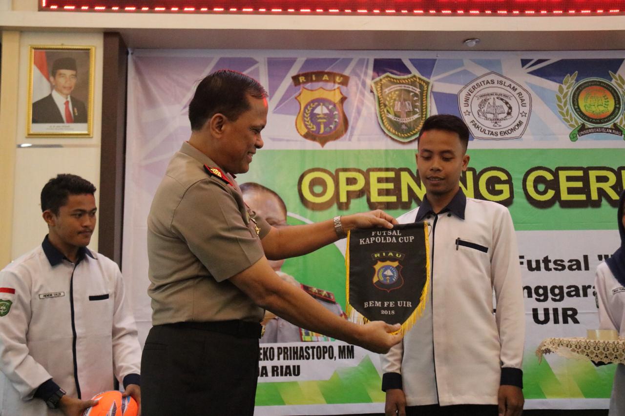 Kapolda Riau dalam acara seremonial pembukaan Turnamen Futsal Kapolda Cup.
