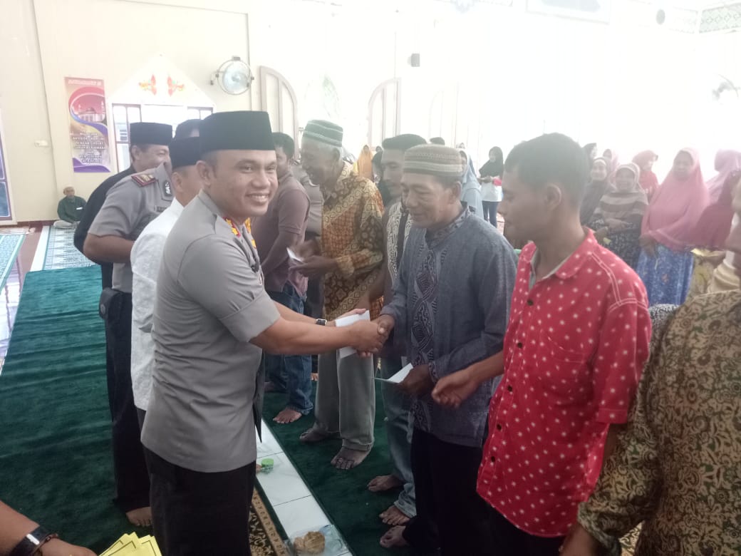 Kapolres Rohil, AKBP Sigit Adiwuryanto memberikan zakat profesi kepada 107 Mustahik Dikecamatan Tanah Putih Tanjung Melawan.