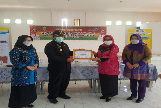 Wakil Bupati Rohil, Drs H Jamiludin menerima piagam penghargaan dari tim BKKBN Provinsi Riau. 
