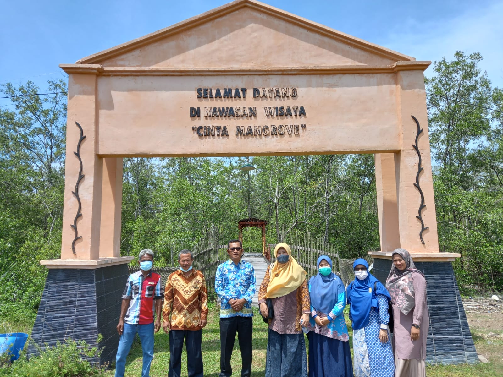 Tim peneliti dari Fakultas Perikanan dan Kelautan Universitas Riau (UR) yang melaksanakan program riset keilmuan perguruan tinggi akademik 
