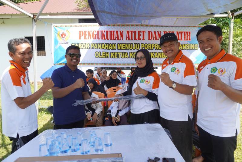 Ketua KONI Pekanbaru M Yasir bersama Ketua Pengcab Perpani Pekanbaru Yuda Bhakti.(foto: rahmat/halloriau.com)