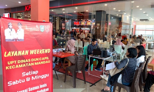 Layanan Dukcapil Bengkalis saat weekend di Mall Mandau City.(foto: zulkarnaen/halloriau.com)
