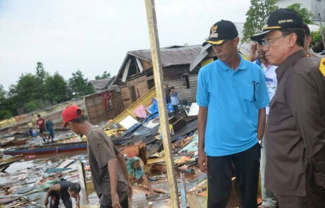 Bupati Inhil saat meninjau lokasi bencana tanah longsor yang menimpa rumah warga.