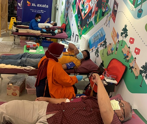 Karyawan XL Axiata sedang melakukan kegiatan donor darah dalam acara donasi plasma konvalesen bersama karyawan XL Axiata di Jakarta, Selasa (9/3).