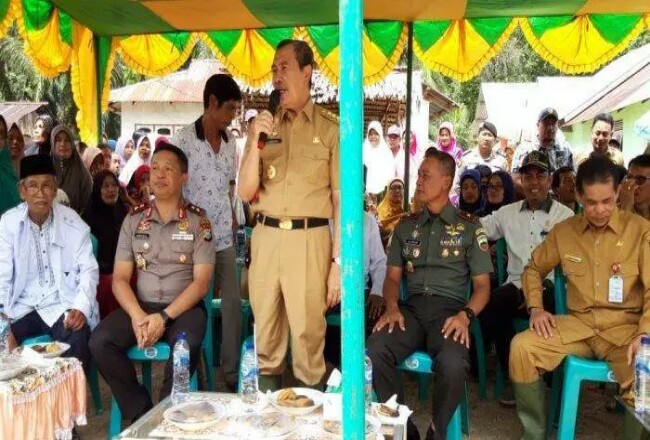 Gubernur Riau Syamsuar saat mengunjungi korban banjir di Kuansing. Foto: Tribunpekanbaru