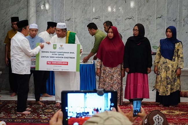 Gubernur Riau H Syamsuar secara simbolis menyerahkan paket santunan Idulfitri dari Baznaz Provinsi Riau untuk 1.000 warga miskin ekstrem di Kota Dumai, Rabu (29/3) malam. 