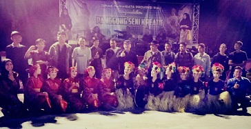 Mahasiswa Sendratasik FKIIP UIR usai tampil di Pentas Seni dan Budaya Dinas Pariwisata Riau di Purna MTQ Pekanbaru.