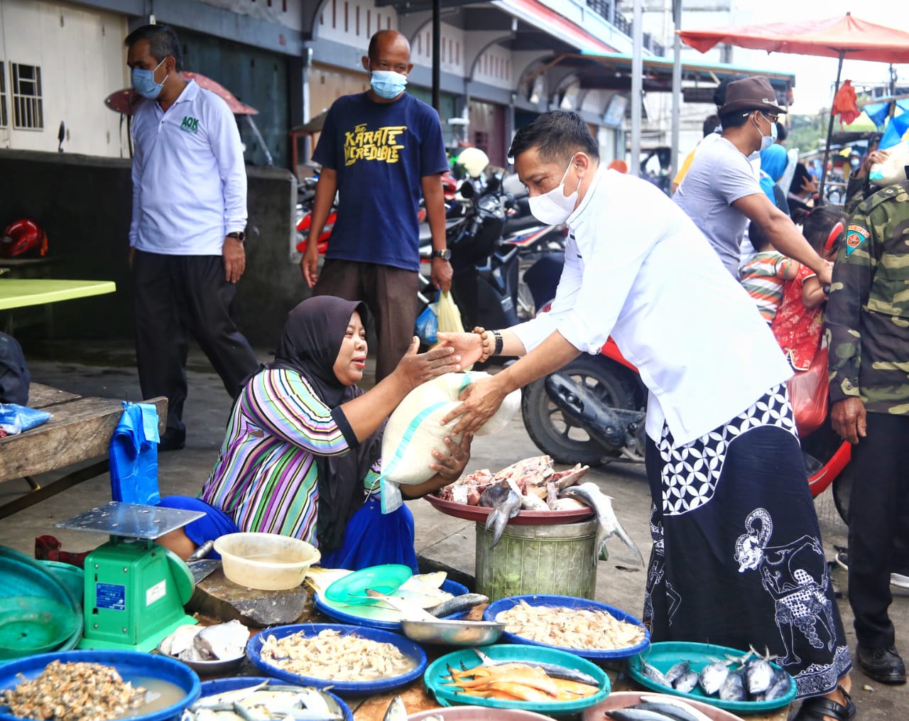 Bupati Kepulauan Meranti H Muhammad Adil salurkan beras langsung kepada pedagang di pasar
