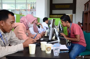Petugas di Media Center Porprov X Riau di Kuansing (foto/Rahmat)