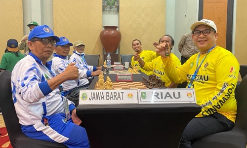 Ketua PWI Riau, Zulmansyah Sekedang bersama Tim Catur PWI Riau menghadapi tim Jabar.(foto: istimewa)