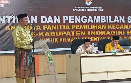 Ketua KPU Inhu, Ronaldi Ardian saat memberikan sambutan usai melantik PPK (foto/Dasmun)