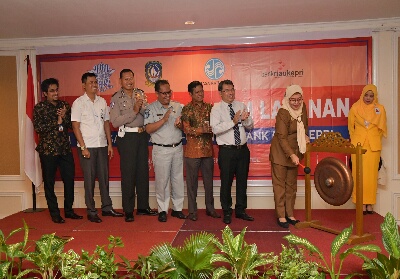 Pemukulan gong tanda diresmikannya E-Samsat Kepri oleh Kepala BP2RD Provinsi Kepri Dra Hj Reni Yusneli.
