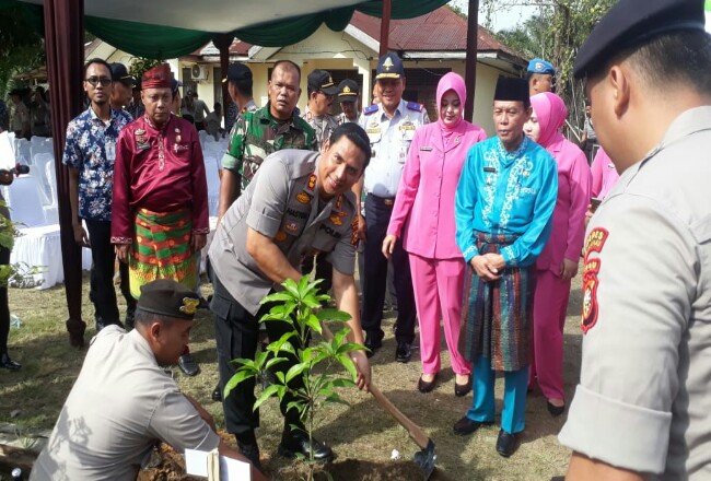 Kapolres Pelalawan, AKBP M Hasyim Risahondua, SIK, MSi melakukan penanaman pohon disaksikan Wabup Pelalawan Drs H Zardewan MM, Jumat (10/1/2020).