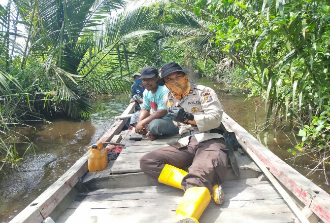 Kapolsek Bangko, Kompol Sasli Rais SH melihat Pendangkalan Sungai di Labuhan Tangga Baru.