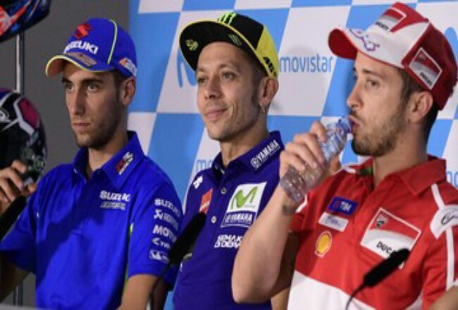Andrea Dovizioso (kanan) belum bisa memprediksi kecepatan Valentino Rossi (tengah) di MotoGP 2020. Foto: CNNIndonesia